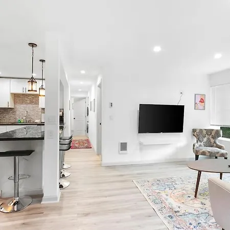 Hillside In Seattle - Updated And Well Appointed.
